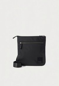 Melnas neilona krustveida soma ar fakturētu virsmu, priekšējo rāvējslēdzēja kabatu un logotipa uzšuvumu. Regulējama siksna un taisnstūra forma.