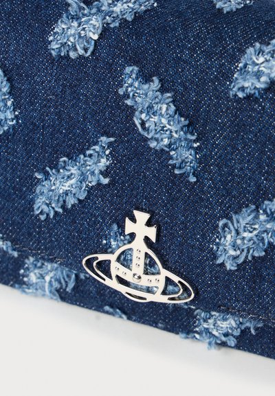 Borsa a pochette in denim con schemi testurizzati blu chiaro sparsi, con un accento in logo argentato. Il tessuto blu scuro presenta una texture intrecciata.