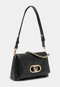 Schwarze Lederhandtasche mit strukturiertem Design, goldfarbener Hardware und geflochtenem Kettenakzent. Magnetverschluss und verstellbarer Riemen.