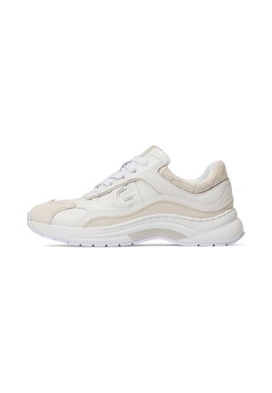 Sneaker bianco con un mix di pannelli lisci e testurizzati, punta arrotondata, colletto imbottito e suola con ammortizzazione e sottili scanalature per la presa.
