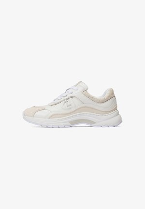 Sneaker bianco con un mix di pannelli lisci e testurizzati, punta arrotondata, colletto imbottito e suola con ammortizzazione e sottili scanalature per la presa.