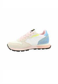 Sneaker con parte superiore in mesh bianco, lacci rosa chiaro, tallone blu pastello, dettagli giallo neon e suola in gomma nera.