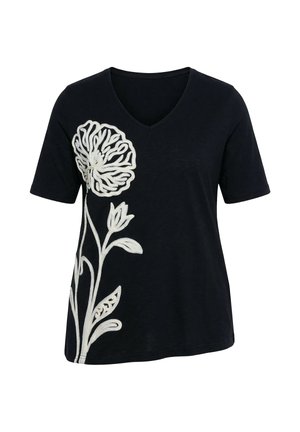 T-shirt noir à manches courtes et col en V avec un grand motif de fleur et feuilles blanches brodées sur le côté gauche.