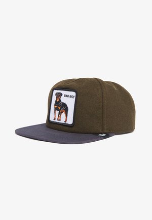 Gorra verde oliva con visera oscura, que presenta un parche bordado de un Rottweiler y el texto "BAD BOY" en blanco en la parte frontal.