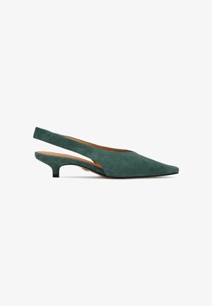 Grüner Wildleder-Slingback-Kitten-Heel-Schuh mit spitz zulaufender Zehe und niedrigem, gebogenem Absatz auf weißem Hintergrund.