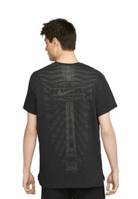T-shirt in cotone nero con un motivo geometrico di un globo e linee sul retro, maniche corte e design rilassato.