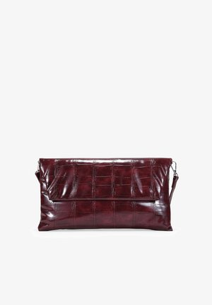 Bolso de mano de cuero sintético color burdeos con textura de cocodrilo, que presenta una solapa plegable y una correa de hombro desmontable.