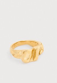 Χρυσό δαχτυλίδι με υφή και οργανικό σχέδιο· διαθέτει ακανόνιστη επιφάνεια και ελαφρώς φαρδύτερο στεφάνι, δημιουργώντας μια γλυπτική εμφάνιση.