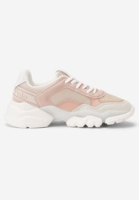 Baskets rose clair et blanches avec accents en mesh et en suède, col matelassé, semelle épaisse et logo "Polo" sur le côté. Dotées d'un système de laçage.