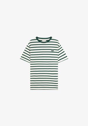 Gestreepte t-shirt in wit en donker groen, met korte mouwen en een ronde halslijn, met een klein logo op de linkerkant van de borst.