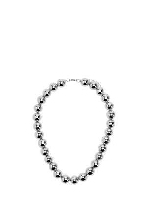 Srebrny naszyjnik składający się z dużych, gładkich, refleksyjnych kulistych koralików z małym zapięciem.