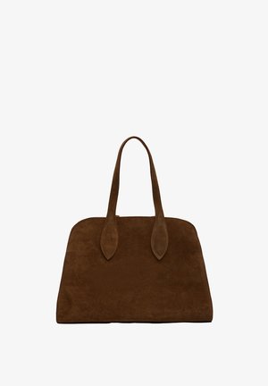 Brazowy zamszowy torebka typu tote z dwoma długimi uchwytami. Gładka tekstura, zaokrąglone rogi i głębokie, przestronne wnętrze. Brak widocznych elementów metalowych.