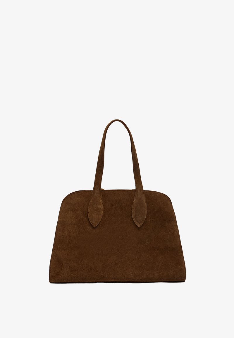 Brazowy zamszowy torebka typu tote z dwoma długimi uchwytami. Gładka tekstura, zaokrąglone rogi i głębokie, przestronne wnętrze. Brak widocznych elementów metalowych.