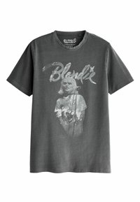 Musta harmaa puuvillapaita, jossa on haalistunut graafinen kuva henkilöstä ja teksti "Blondie" valkoisella kirjainnolla. Lyhyet hihat ja pyöreä kaula-aukko.