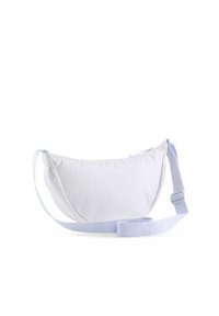 Geantă crossbody albă în formă de semilună cu bandulieră ajustabilă și închidere cu fermoar, expusă pe un fundal alb simplu.