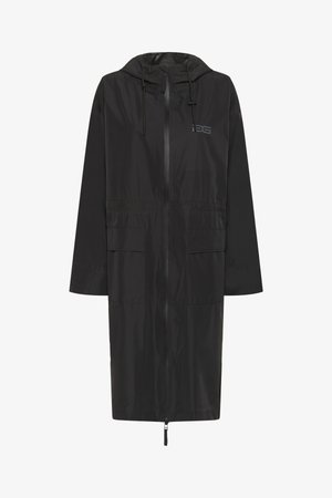 Svart lett regnjakke med hette, glidelåslukking og to frontlommer. Har et enkelt design og elastisk snor ved hetten.