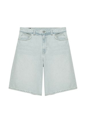 Short en denim bleu clair avec fermeture à bouton et zip, passants de ceinture et poches avant sur fond blanc.