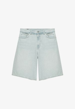 Short en denim bleu clair avec fermeture à bouton et zip, passants de ceinture et poches avant sur fond blanc.