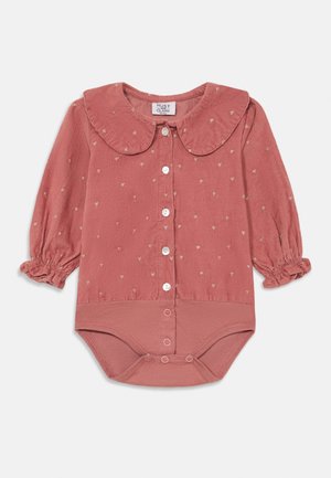 Body bébé manche longue rose poudré avec petits motifs cœurs, col Claudine, boutons sur le devant et pressions à l'entrejambe.