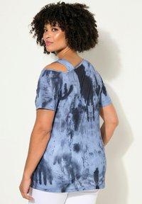 Blaue Batik-T-Shirt mit kurzen Ärmeln und kalten Schulterausschnitten, das eine weiche Textur und eine lockere Passform bietet und unterschiedliche Farben und Muster hervorhebt.