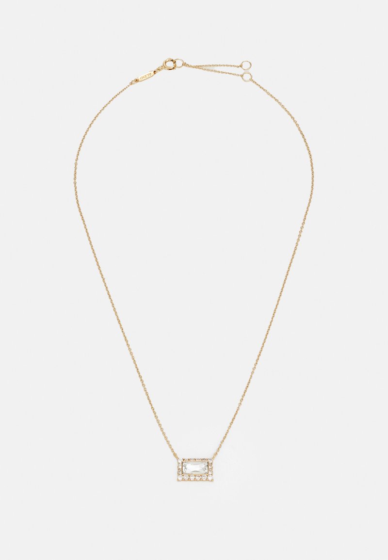 Collana color oro con un pendente rettangolare al centro, incastonato con una pietra trasparente e bordato da piccole pietre. Design della catena delicato.