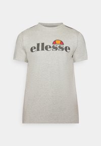 Camiseta de manga corta gris de algodón con escote redondo. Presenta un logo negro "ellesse" y un acento de color en naranja y rojo encima del logo.