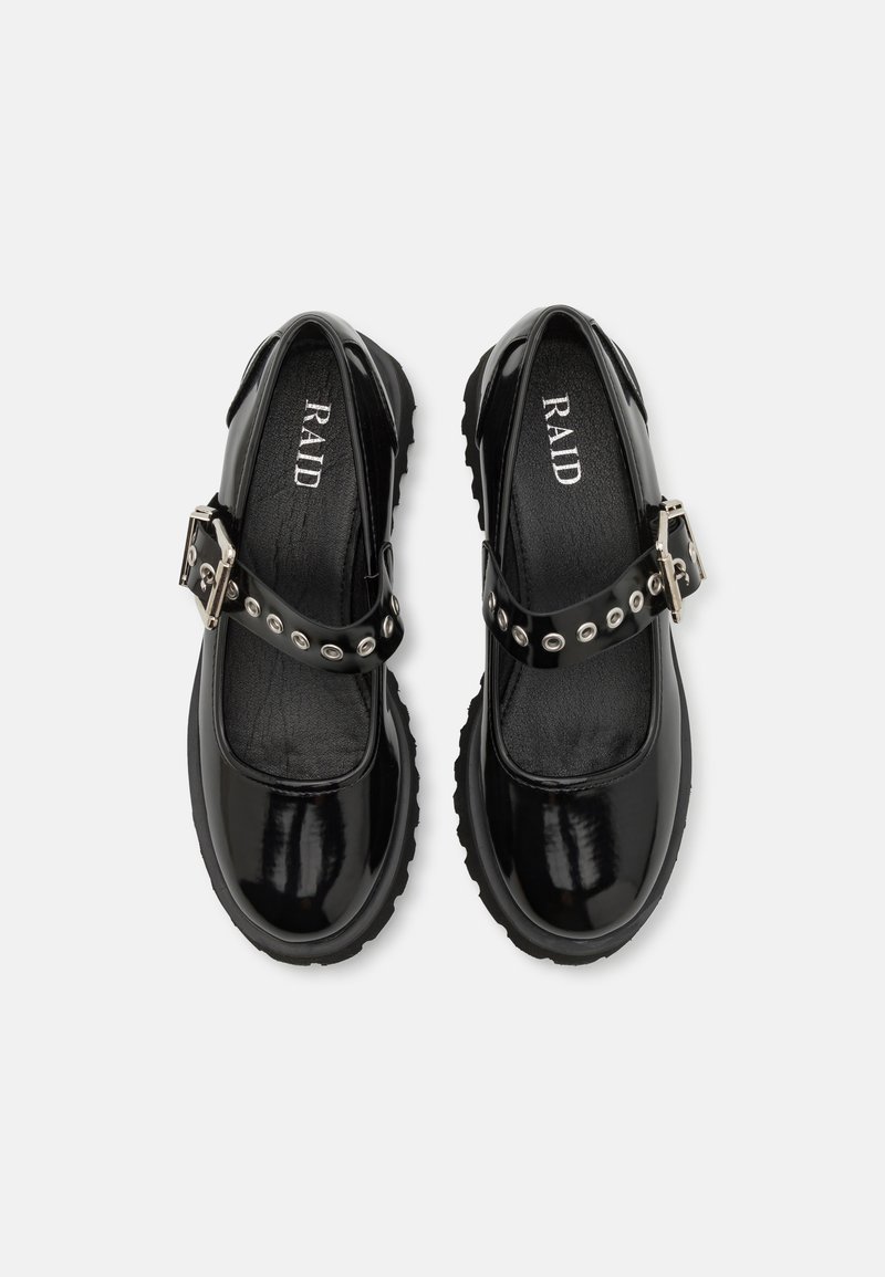 Scarpe Mary Jane in vernice nera con cinturino alla caviglia regolabile, dotato di accessori in argento e suola testurizzata.