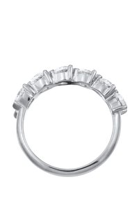 Bague en argent présentant un design courbé avec plusieurs pierres en taille rectangulaire et transparentes serties en griffes. Bande lisse avec finition polie.