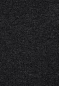 Schwarzer Strickstoff mit einer glatten Textur, der eine gleichmäßige, ebene Oberfläche und einen subtilen Glanz aufweist. Keine ausgeprägten Muster oder Designs vorhanden.
