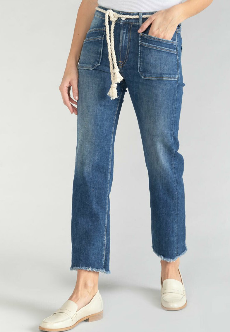 Jean en denim bleu clair avec une coupe décontractée, poches avant et cordon de serrage en rope. Les bords effilochés ajoutent de la texture à la conception longueur cheville.