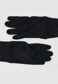 Zwarte handschoenen met aanraakgevoelige tips op de wijsvingers, plat gelegd op een witte ondergrond.