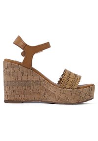 Sandali con zeppa in pelle marrone con base in sughero, dotati di una coppia di fasce intrecciate davanti, cinturino alla caviglia regolabile e piccoli dettagli in metallo.