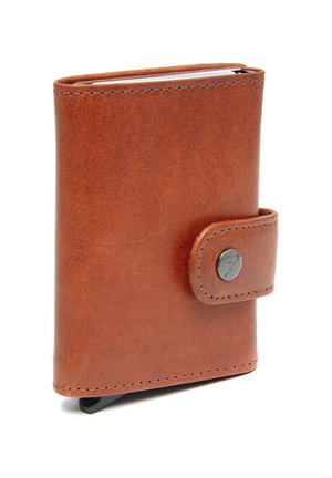 Braune Lederbörse mit genähten Kanten und einem Druckknopfverschluss. Sie zeichnet sich durch ein schlankes Design und eine kompakte Form aus, die ideal für Karten oder Bargeld ist.