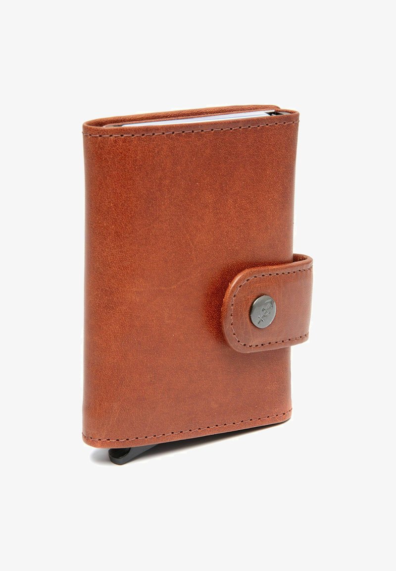 Braune Lederbörse mit genähten Kanten und einem Druckknopfverschluss. Sie zeichnet sich durch ein schlankes Design und eine kompakte Form aus, die ideal für Karten oder Bargeld ist.
