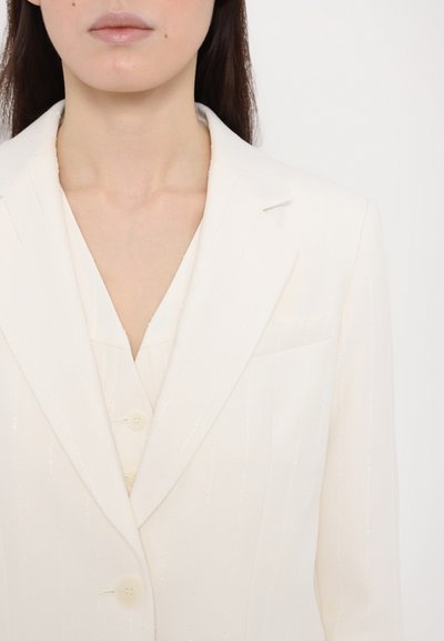 Blazer en ivoire avec des rayures verticales, revers à crans, poche poitrine unique et fermeture à double bouton, fabriqué en tissu lisse.
