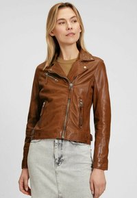 Giacca da moto in pelle marrone con molteplici tasche con zip, colletto a punte e design aderente. Texture liscia, dettagli minimi.