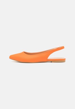Pomarańczowy płaski but typu slingback z ostrym noskiem i niskim obcasem, prezentowany na jednolitym jasnym tle.
