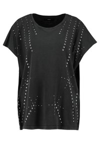 Czarny top z krótkim rękawem, charakteryzujący się luźnym krojem i metalicznymi ćwiekami ułożonymi w diagonalny wzór na przodzie. Miękka tekstura materiału.
