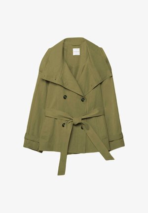 Oliivinvihreä kaksirivinen takki leveillä kauluksilla, edessä napit, vyötäröllä solmittava vyö ja hihansuissa hihnasäätimet pitkissä hihoissa.