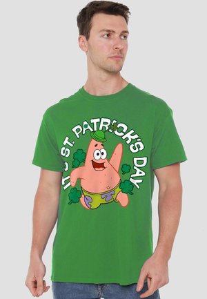Grünes Baumwoll-T-Shirt mit einem Cartoon-Charakter, Patrick, in Badehosen, mit dem Text "HEUTE IST ST. PATRICKS TAG" und Kleeblatt-Grafiken.