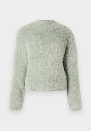 Pull vert clair duveteux avec des manches longues, un col haut, et une finition texturée douce, présentant une coupe décontractée et un design minimaliste.