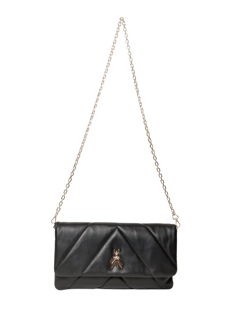 Borsa a pochette in pelle nera con motivo a rombi in diagonale, tracolla a catena e un emblema dorato a forma di insetto sul fronte. Texture liscia e forma rettangolare.