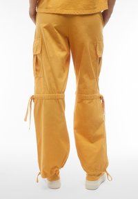 Freddy MELANIE CARGO - Bukse - golden apricot direct dyed
