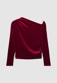 Top lungo in velluto rosso scuro con scollatura asimmetrica, maniche lunghe, dettaglio arricciato su una spalla e vestibilità slim.