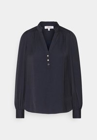 Mørkeblå langærmet bluse med en flæsekrave, knaplukning og rynkede detaljer på skuldrene. Glat stof og tætsiddende manchetter.