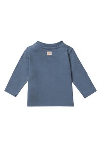 Blauwe peuter shirt met lange mouwen en ronde hals, zichtbare stiksels en een klein beige vierkant patch bij de kraag op de achterkant.