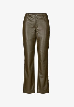Pantaloni drept din faux piele verde măsliniu, cu buzunare frontale, închidere cu nasture și capse pe partea exterioară a cusăturilor laterale.