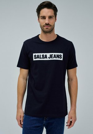 Camiseta de algodón azul marino de manga corta, con un gráfico rectangular blanco que dice "SALSA JEANS" en letras negras en negrita.