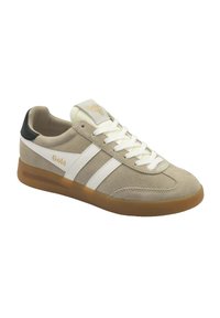 Sneaker Gola in suede beige con strisce bianche, lacci bianchi, linguetta nera sul tallone e suola in gomma, mostrato da un angolo laterale.