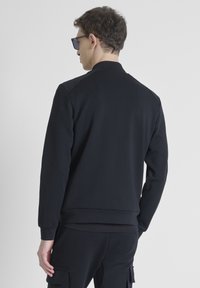 Antony Morato REGULAR FIT IN INTERLOCK FABRIC WITH LOGOED FLAG - Chaquetas bomber - black